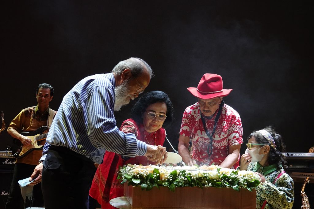 Mantan Kepala Staf TNI Angkatan Udara Marsekal (Purn) Chappy Hakim (kanan) memotong kue ulang tahunnya yang ke-75 dalam acara peluncuran buku karyanya sekaligus menerima piagam penghargaan dari Museum Rekor Dunia Indonesia di Auditorium Perpusnas, Jakarta Pusat, Sabtu (17/12/2022). Chappy menjadi penulis buku terbanyak dengan jumlah lebih dari 40 buku yang diterbitkan oleh Penerbit Buku Kompas.