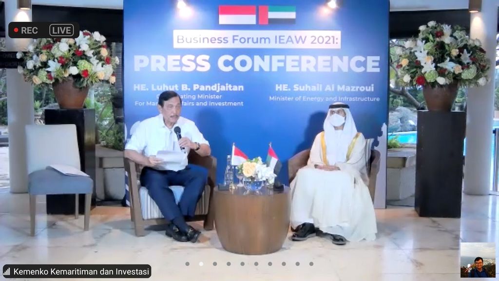 Tangkapan layar saat Menteri Koordinator Bidang Kemaritiman dan Investasi Luhut Binsar Panjaitan menggelar konferensi pers bersama Menteri Energi dan Infrastruktur Uni Emirat Arab (UEA) Suhail Al Mazroui (5/3/2021).