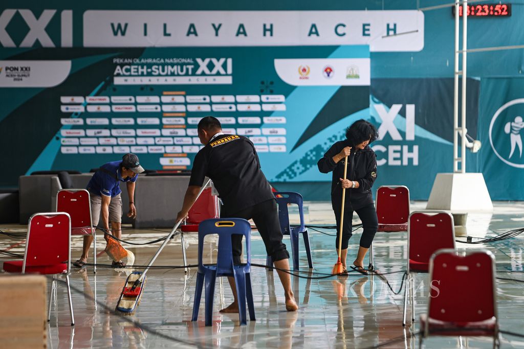 Panitia membersihkan lokasi cabang menembak PON Aceh-Sumut 2024 yang tergenang air di Lapangan Tembak Rindam IM Mata Ie, Aceh Besar, Aceh, Selasa (17/9/2024). 