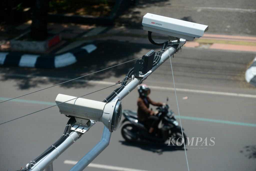 Kamera dipasang pada sejumlah ruas jalan yang tersebar beberapa titik keramaian lalu lintas salah satunya di Jalan Pandaran, Kota Semarang, Jawa Tengah, Selasa (23/3/2021). 