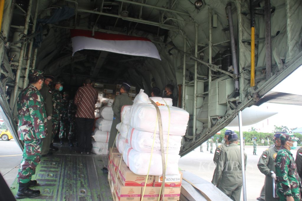  Bantuan dari Indonesia akan dikirimkan oleh TNI ke Fiji di Lanud Halim Perdanakusuma, Jakarta, Selasa (12/5/2020). Bantuan tersebut diberikan untuk membantu korban bencana alam akibat terjangan topan Harold yang terjadi di Fiji pada 8 April 2020 lalu.