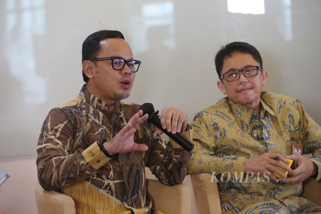 Wali Kota Bogor yang juga Ketua Dewan Pengurus Asosiasi Pemerintah Kota Seluruh Indonesia (Apeksi) Bima Arya (kiri) bersama Direktur Dana Transfer Umum Direktorat Jenderal Perimbangan Keuangan Kementerian Keuangan Astera Primanto Bhakti menjadi pembicara dalam diskusi Kompas Collaboration Forum-City Leaders Community APEKSInergi #2 di Menara Kompas, Jakarta, Jumat (10/6/2022). 