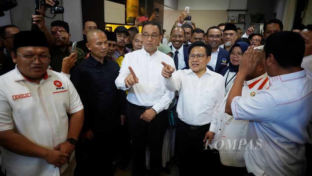 Bakal calon presiden Anies Baswedan dan bakal calon wakil presiden Muhaimin Iskandar bersama-sama menuju tempat konferensi pers setelah pertemuan silaturahmi antarfungsionaris Koalisi Perubahan di kantor DPP Partai Keadilan Sejahtera (PKS), Jakarta, Selasa (12/9/2023).
