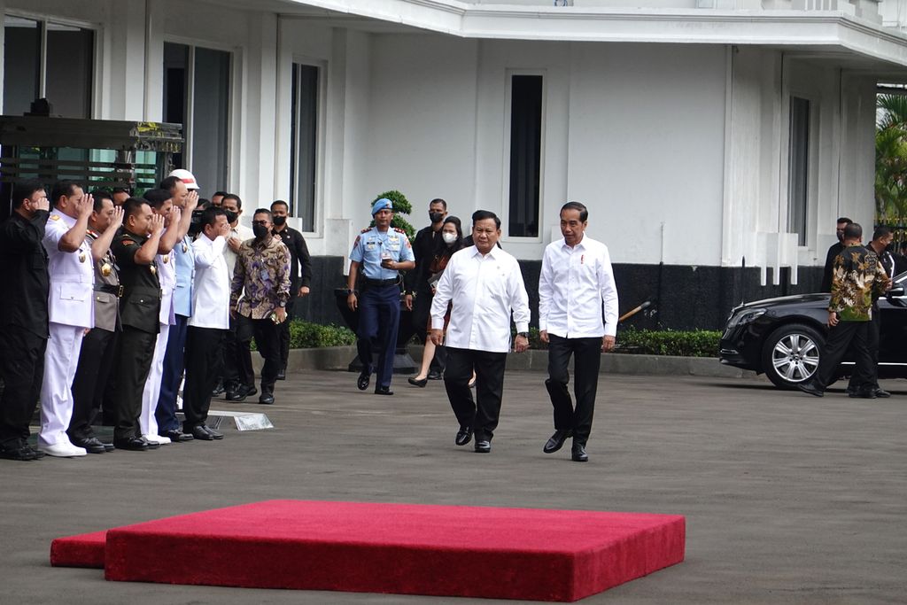 Presiden Joko Widodo hadir dalam gelaran rapat pimpinan Kementerian Pertahanan yang menyertakan pimpinan TNI dan Polri serta pejabat-pejabat utama Kemenhan, Rabu (18/1/2023). Ketika tiba di Kemenhan, Presiden segera disambut oleh Menteri Pertahanan Prabowo Subianto. Pejabat TNI/Polri turut menyambut dan memberi penghormatan kepada Presiden.