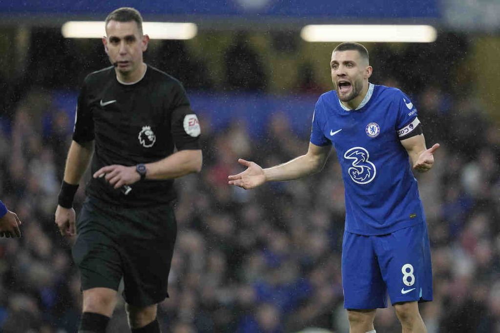 Gelandang Chelsea, Mateo Kovacic, berteriak ke arah wasit pada laga Liga Inggris antara Chelsea dan Southampton di Stadion Stamford Bridge, London, 18 Februari 2033.   