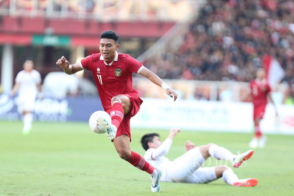 Penyerang tim nasional Indonesia, Dendi Sulistyawan, berusaha mengontrol bola setelah lolos dari pengawalan pemain Vietnam pada laga pertama semifinal Piala AFF 2022 di Stadion Utama Gelora Bung Karno, Senayan, Jakarta, Jumat (6/1/2023). Laga berakhir imbang, 0-0. 