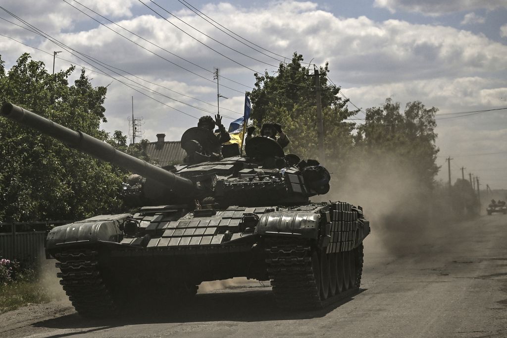 Militer Ukraina bergerak dengan tank ke garis depan pertempuran di wilayah Donbas, Ukraina timur, Selasa (7/6/2022).