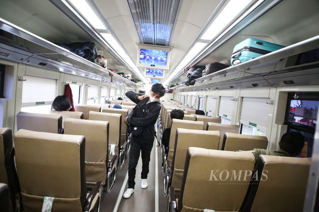 Farid, mahasiswa Universitas Muhammadiyah Jakarta, saat mudik ke Surabaya dengan menggunakan KA Kertajaya dari Stasiun Pasar Senen, Jakarta Pusat, Kamis (13/4/2023). 