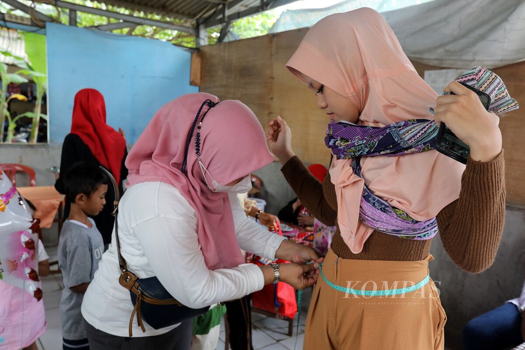 Petugas mengukur lingkar perut warga saat menerima pelayanan pos binaan terpadu (posbindu) di RW 007, Pondok Kelapa, Jakarta Timur, Senin (16/1/2023). 