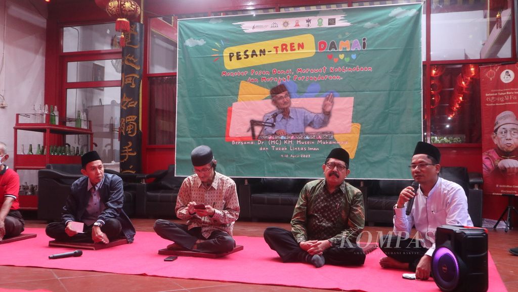 Suasana dialog tokoh lintas iman dalam kegiatan Pesan-Tren Damai di Wihara Dewi Welas Asih, Kota Cirebon, Jawa Barat, Jumat (7/4/2023). Kegiatan yang diinisiasi Fahmina Institute itu berkeliling rumah ibadah untuk menebarkan pesan perdamaian. Selain diskusi lintas iman, kegiatan itu juga diisi dengan buka puasa bersama.