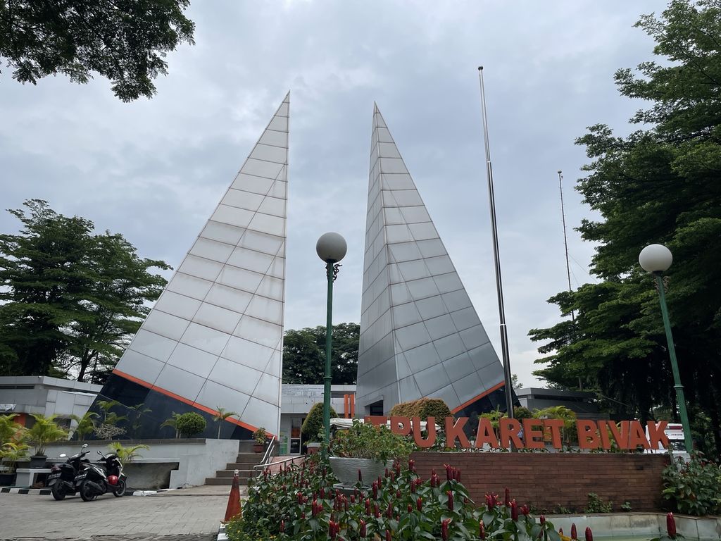 Suasana area depan Taman Pemakaman Umum Karet Bivak di Jakarta Pusat, Rabu (15/3/2023).