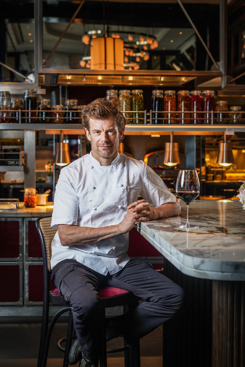 Chef Tom Aikens di dapur terbuka Toms by Tom Aikens di Hotel Langham, Jakarta.