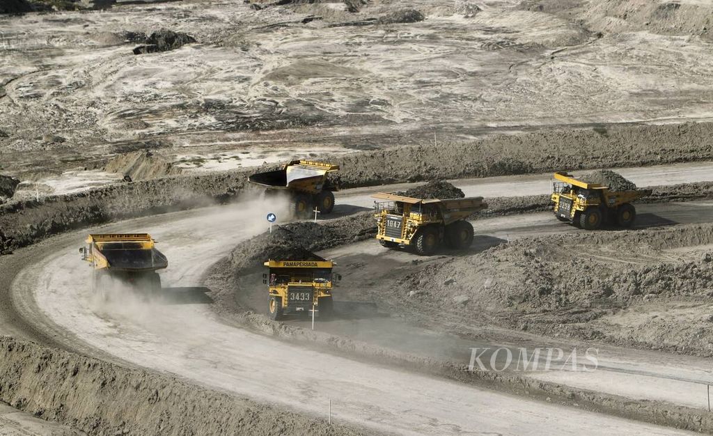 Truk berat mengangkut batubara di Blok Tutupan yang ditambang PT Adaro Indonesia di perbatasan Kabupaten Tabalong dan Balangan, Kalimantan Selatan, Rabu (19/5/2010).