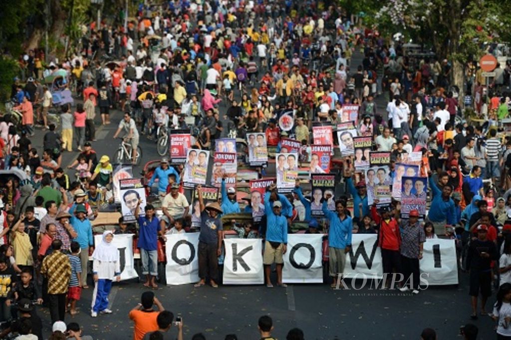 Dukungan untuk Jokowi - Pedagang dan pengayuh becak yang biasa mangkal di Pasar Gede, Solo, Jawa Tengah, mengikuti konvoi dengan menggunakan becak saat berlangsungnya kegiatan Car Free Day di Jalan Slamet Riyadi di kota tersebut, Minggu (9/9). Konvoi becak tersebut digelar untuk menyatakan dukungan mereka terhadap Wali Kota Solo Joko Widodo yang akan bertarung dalam Pilkada DKI Jakarta.Kompas/Ferganata Indra Riatmoko (DRA)09-09-2012