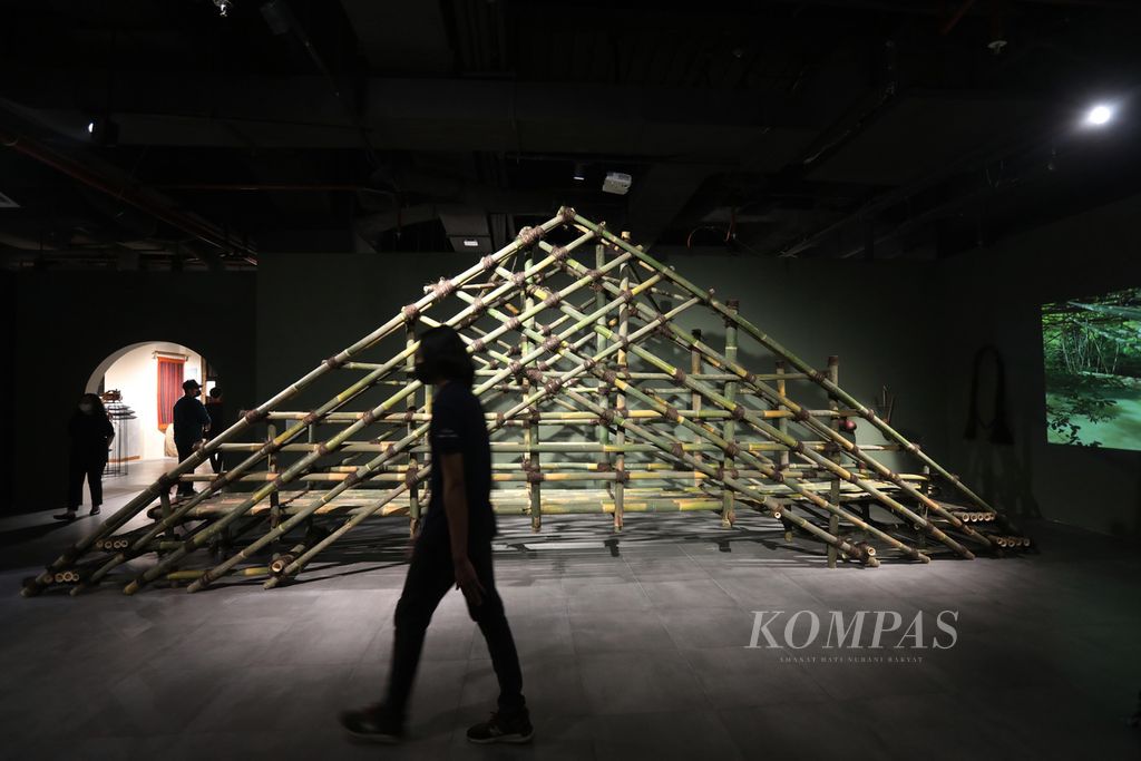 Pengunjung menikmati karya seni yang disuguhkan dalam pameran seni kontemporer Artina #2 di galeri Gedung Sarinah, Thamrin, Jakarta Pusat, Jumat (3/3/2023). Karya-karya seni dalam pameran Artina dapat dinikmati hingga 31 Mei 2023. 