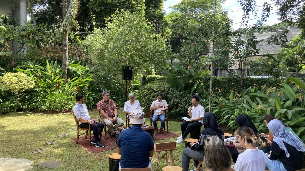 Suasana pameran Membaca Soedjatmoko dari Rumah dan Ingatan” yang berlangsung di kediaman Soedjatmoko (1922-1989) di kawasan Menteng, Jakarta, Senin (9/1/2023). Pameran yang berlangsung pada 10-14 Januari 2023 ini menampilkan lebih dari 250 arsip pribadi yang disimpan keluarga Soedjatmoko. Adapun Soedjatmoko merupakan pemikir dan diplomat. Ia pernah menjadi perwakilan Indonesia pada Sidang Umum PBB, serta ikut mendampingi Sutan Sjahrir di sidang Dewan Keamanan PBB pada 1947.