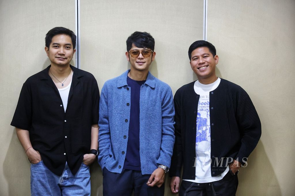 Laleilmanino, kiri ke kanan, Arya Aditya Ramadhya (gitar), Ilman Ibrahim (<i>keyboard</i>), dan Anindyo Baskoro (vokal).