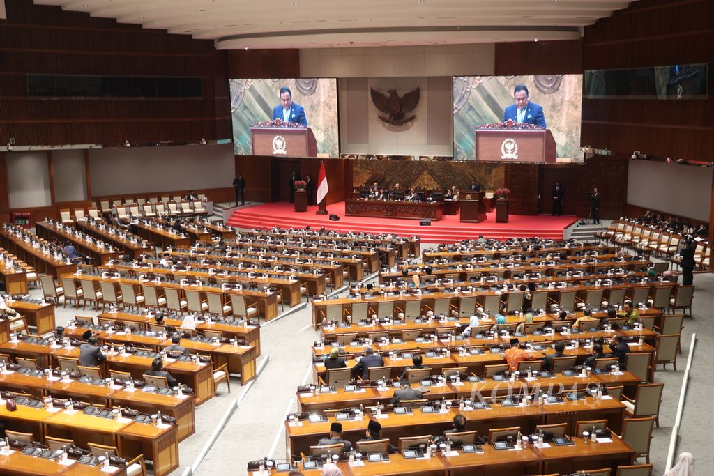 Anggota DPR mengikuti rapat paripurna di Kompleks Parlemen, Senayan, Jakarta, Selasa (14/5/2024). Saat ini, DPR bersama pemerintah tengah merevisi sejumlah UU.