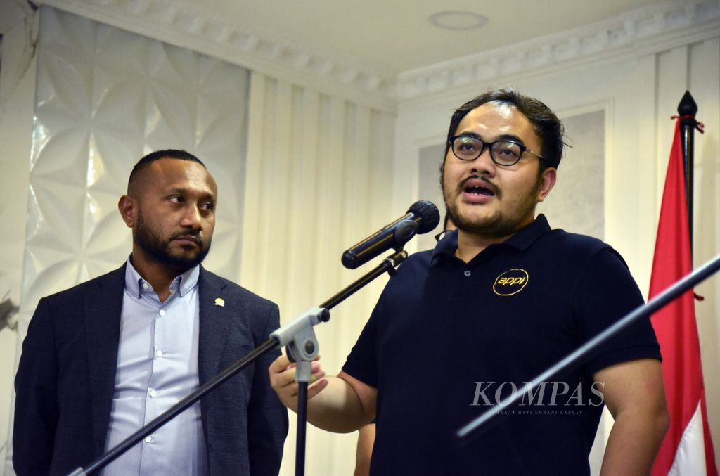CEO Asosasi Pemain Profesional Indonesia Mohamad Hardika Aji dalam konferensi pers di kantor Kemenpora, Jakarta, Senin (30/1/2023). Ketidakpastian kapan berlanjutnya Liga 2 hingga pertemuan antara klub Liga 2 dengan PSSI dan PT LIB kemarin telah berimplikasi besar terhadap nasib para pemain maupun keluarga pemain. Namun, fakta mayoritas klub Liga 2 ingin kompetisi dilanjutkan membuka harapan yang positif. 