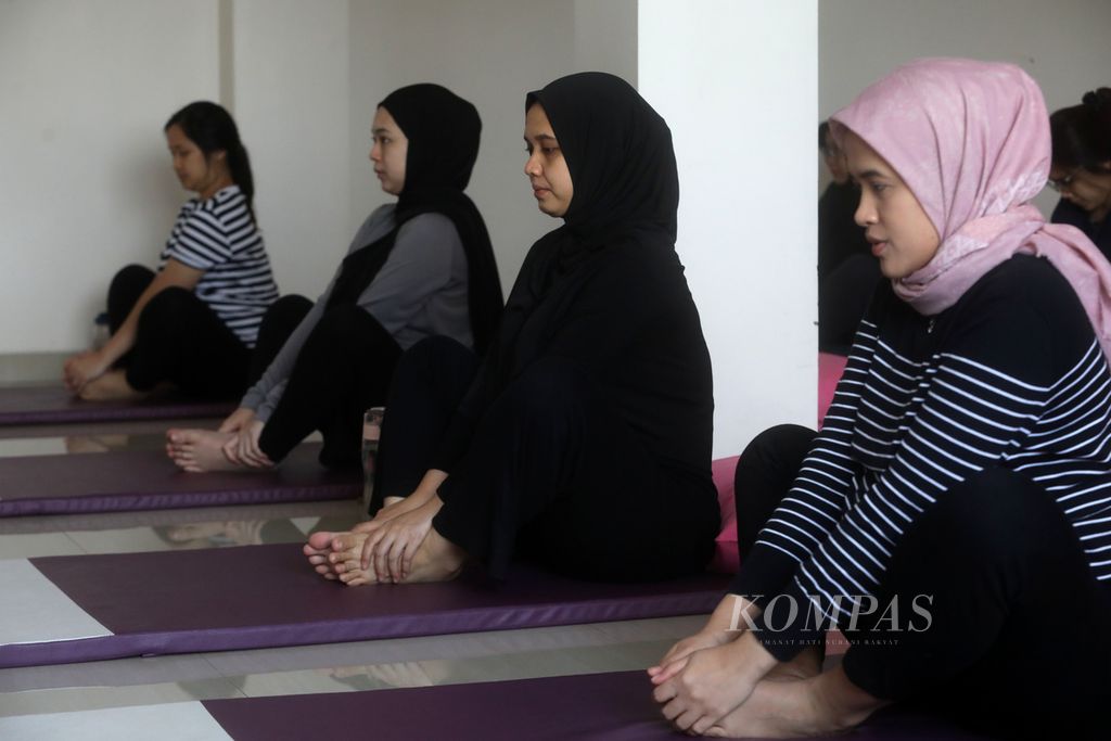 Ibu-ibu hamil mengikuti sesi senam hamil dan <i>hypnobirthing</i> di RSIA Tambak, Jakarta, 11 Maret 2023.