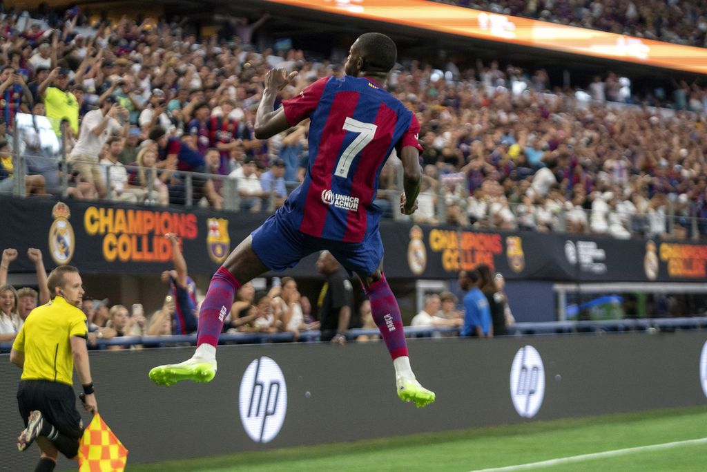 Pemain sayap Barcelona, Ousmane Dembele, melakukan selebrasi setelah mencetak gol dalam pertandingan persahabatan antara Barcelona dan Real Madrid di Stadion AT&T, Arlington, Texas, Amerika Serikat, Sabtu (29/7/2023). Paris Saint-Germain sangat berminat mendatangkan Dembele.