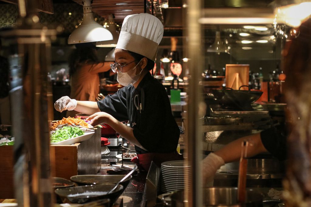 Seorang juru masak menyiapkan hidangan di Cafe Gran Via, Hotel Gran Melia Jakarta, Jumat (17/3/2023). Cafe Gran Via menyiapkan hidangan khusus berbuka puasa untuk menyambut bulan Ramadhan.
