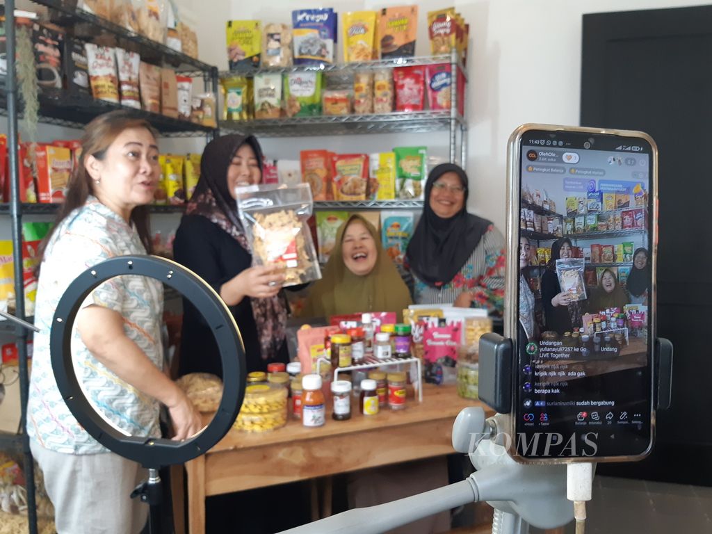 Para pelaku UMKM di Lampung mencoba <i>live</i> Tiktok untuk mempromosikan produknya, Jumat (16/6/2023). 