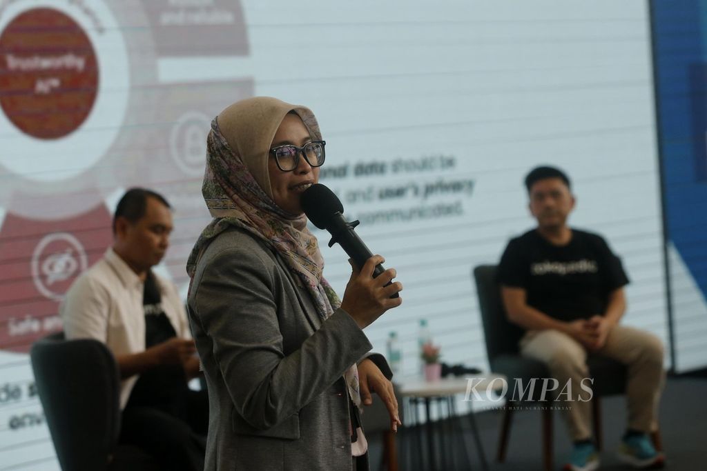 Vice President of Information Technology Business Intelligence and Analytics Telkomsel, Tina Lusiana (tengah) dan CTO Tokopedia Herman Widjaja menjadi pembicara dalam webinar yang diadakan oleh Kompas.id di Telkomsel Smart Office, Telkom Hub, Jakarta, Selasa (7/3/2023). Webinar yang dipandu oleh Wakil Redaktur Pelaksana Kompas, Adi Prinantyo (kiri) ini bertajuk 'Digitalisasi, Artificial Intelligence, dan Masa Depan Manusia'. 
