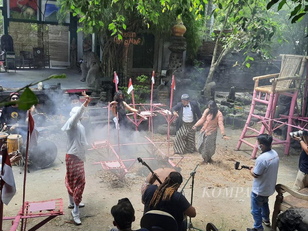 https://assetd.kompas.id/Y2ZyZl0elCKBLBWBi3ebkWteWJQ=/1024x768/filters:watermark(https://cdn-content.kompas.id/umum/kompas_main_logo.png,-16p,-13p,0)/https%3A%2F%2Fkompas.id%2Fwp-content%2Fuploads%2F2020%2F10%2F20201004egiC-flg_1601775507.jpg