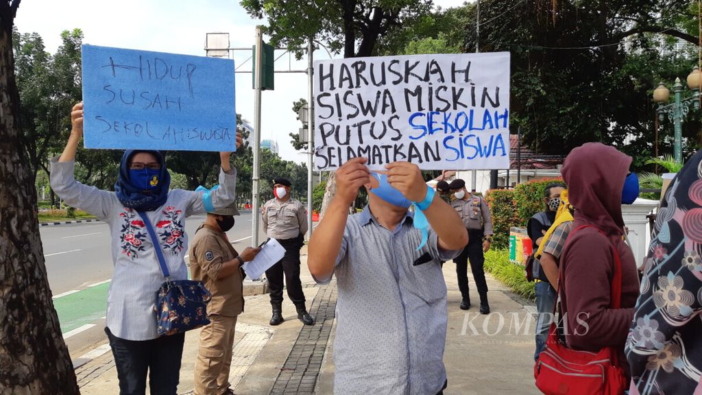https://assetd.kompas.id/Y3VVLhioXsPRJ4Jhilwnofb9rbA=/1024x576/filters:watermark(https://cdn-content.kompas.id/umum/kompas_main_logo.png,-16p,-13p,0)/https%3A%2F%2Fkompas.id%2Fwp-content%2Fuploads%2F2020%2F07%2F20200713-dne-demo-ppdb_1594645519.jpg