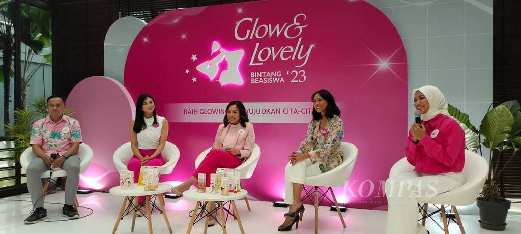 Akses perempuan dari keluarga tidak mampu untuk kuliah di perguruan tinggi masih terbatas. Selama tujuh tahun hingga tahun 2023, Glow & Lovely Bintang Siswa memberikan beasiswa kuliah bagi perempuan lulusan SMA/SMK sederajat kepada 330 perempuan muda. 