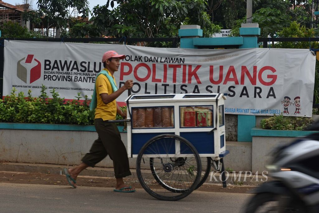 Menjelang pelaksanaan Pilkada Serentak 2020, Badan Pengawas Pemilu (Bawaslu) mulai gencar mengampanyekan anti politik uang dan politik sara. Kampanye anti politik uang dan politik sara itu salahsatunya dilakukan dengan pemasangan spanduk, seperti yang dipasang di sepanjang Jalan Ceger Raya, Pondok Aren, Tangerang Selatan, Banten, Kamis (5/3/2020).
