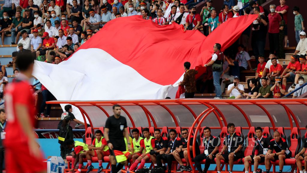Bendera Merah Putih raksasa yang dibentangkan suporter Indonesia ketika laga kesebelasan timnas Indonesia melawan timnas Filipina dalam pertandingan cabang sepak bola SEA Games Vietnam 2021 di Stadion Viet Tri, Phu Tho, Vietnam, Jumat (13/5/2022). Laga ini menjadi laga penentu skuad Garuda Muda untuk lolos penyisihan cabang sepakbola pesta olahraga Asia Tenggara ini. 