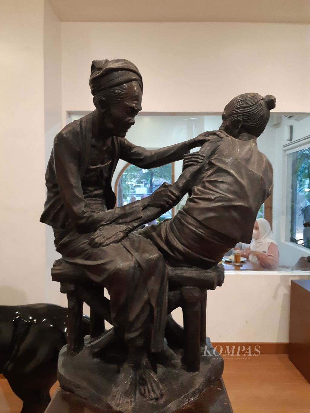Salah satu karya patung idealis karya perupa Dunadi yang bertema lansia dipamerkan di Pendhapa ArtSpace, Bantul, Daerah Istimewa Yogyakarta, Senin (24/7/2023). Dunadi tetap konsisten membuat patung-patung idealis. Kegemarannya adalah membuat patung-patung figur lansia dengan segala karakternya yang kuat. 
