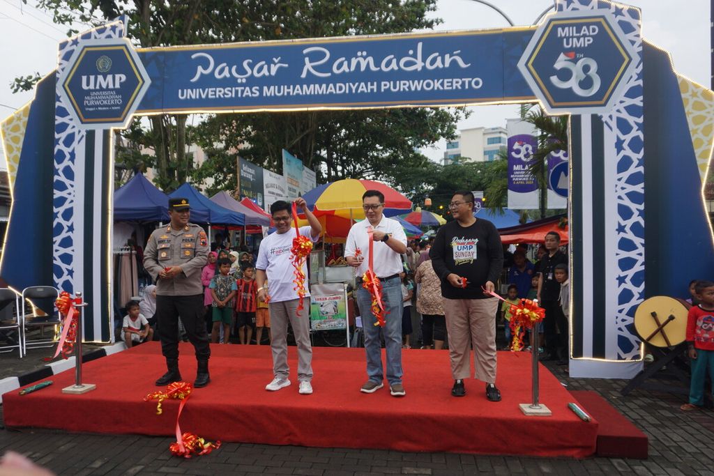 Atraksi Barongsai dari Puhua School memeriahkan pembukaan Pasar Ramadhan di Universitas Muhammadiyah Purwokerto, Kabupaten Banyumas, Jawa Tengah, Kamis (23/3/2023).