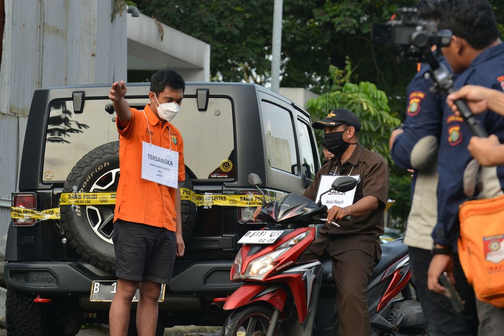 Tersangka Mario Dandy (kiri) melakukan salah satu adegan dalam rekonstruksi kasus penganiayaan kepada Cristalino David Ozora di kawasan Green Permata Boulevard, Jakarta Selatan (10/3/2023).