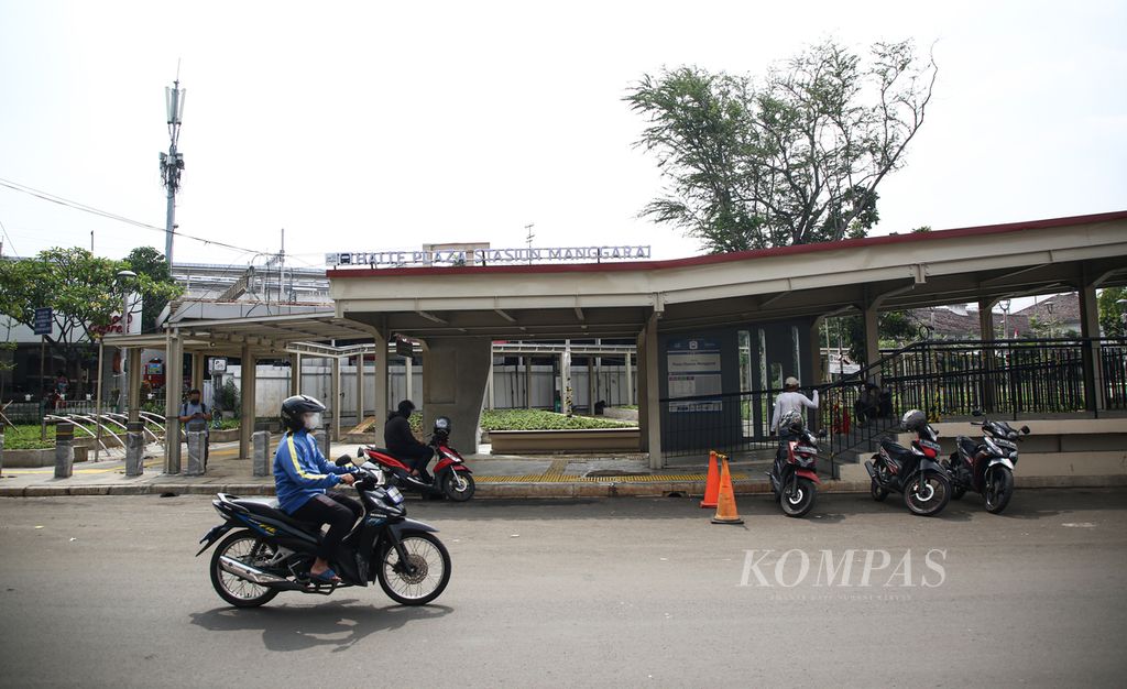 Tampak depan Stasiun Manggarai, Jakarta Selatan, yang tengah dalam proses penataan, Jumat (5/11/2021). Stasiun Manggarai yang direvitalisasi dan ditata ini rencananya akan menjadi pusat stasiun tidak hanya untuk KRL Jabodetabek, tetapi juga untuk kereta api jarak jauh.