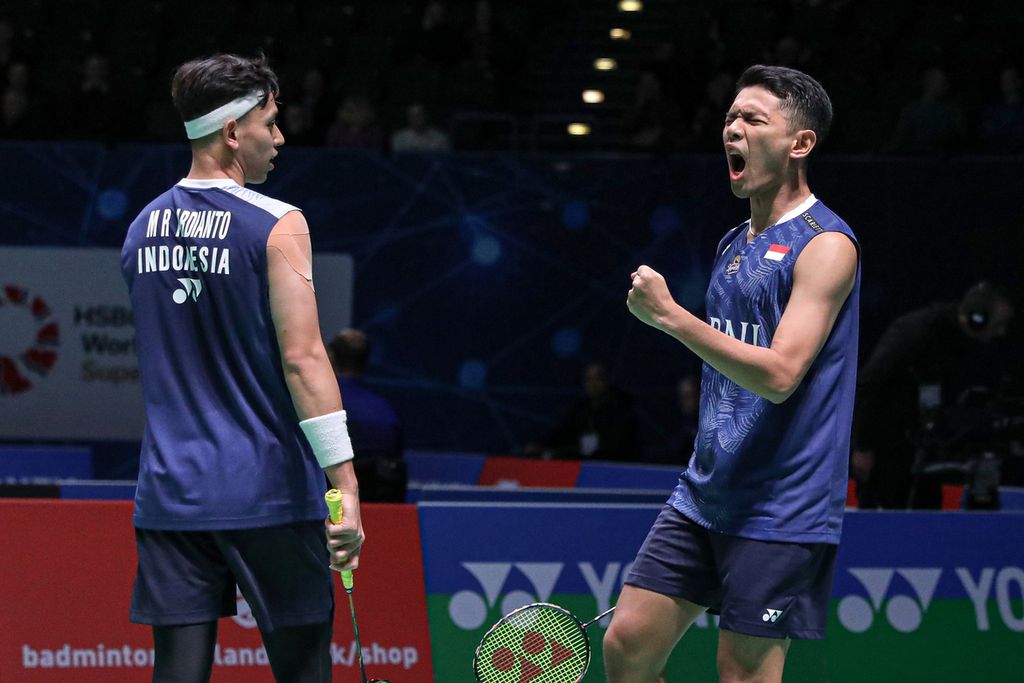 Ganda putra nomor satu dunia, Fajar Alfian/Muhammad Rian Ardianto, memenangi laga ketat pada babak pertama All England. Bermain di Utilita Arena Birmingham, Rabu (15/3/2023), Fajar/Rian menang 20-22, 21-12, 21-19 atas Kang Min-hyuk/Seo Seung-jae (Korea Selatan).