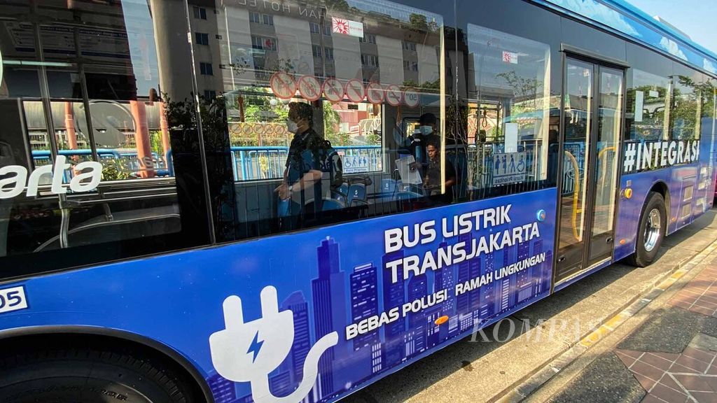 Bus listrik Transjakarta X Higer berpelanggan memasuki Terminal Blok M, Jakarta, Jumat (17/9/2021). 