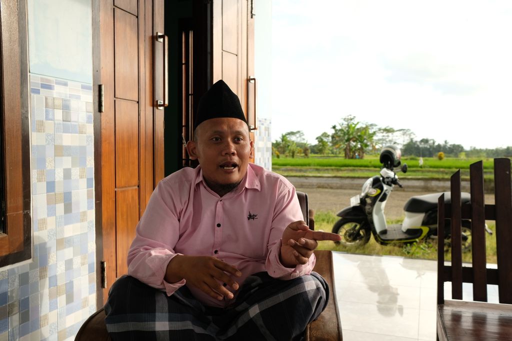 Sekretaris Desa Kemloko Khotib Azhari