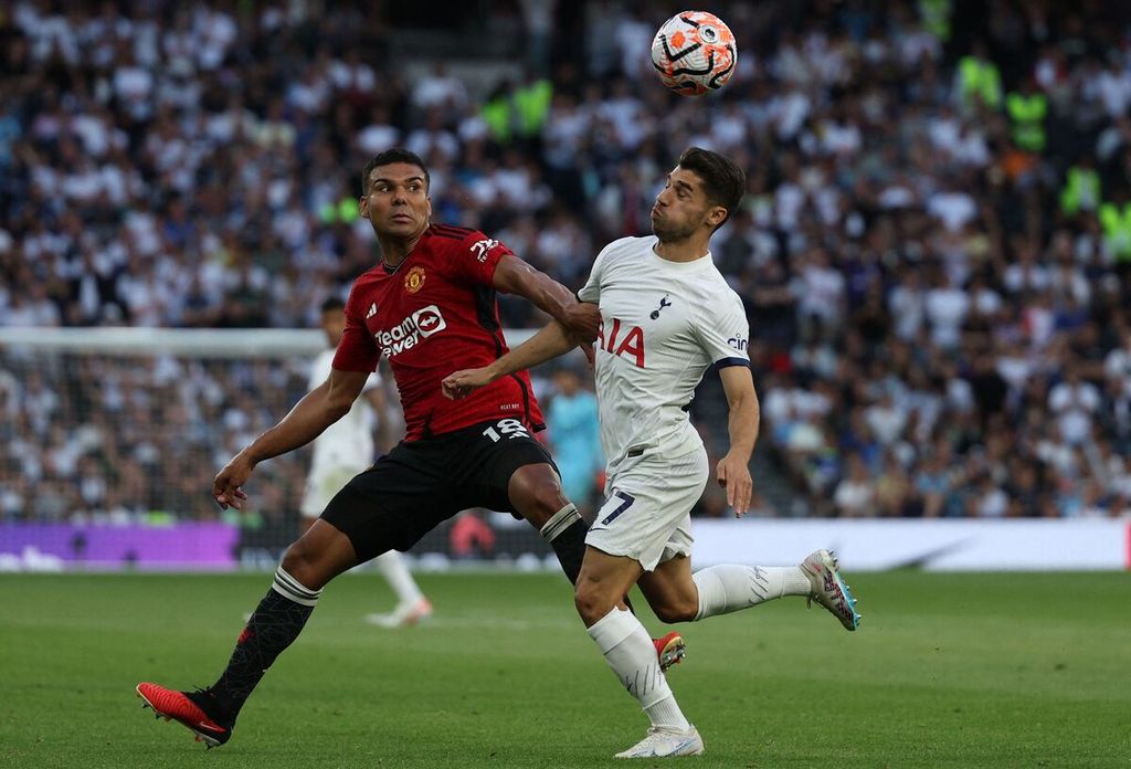 Penyerang Tottenham Hotspur, Manor Solomon (kanan), berebut bola dengan gelandang Manchester United, Casemiro, dalam pertandingan Liga Inggris antara Tottenham Hostspur dan Manchester United di Stadion Tottenham Hotspur, London, Inggris, Sabtu (19/8/2023). Spurs mengalahkan MU, 2-0.