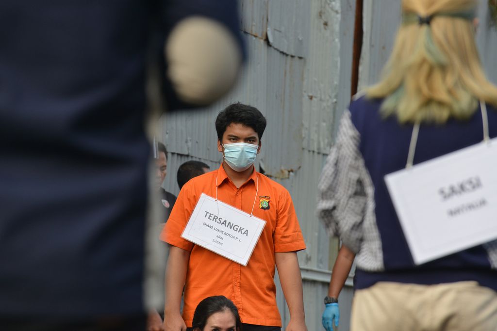 Tersangka Shane Lukas mengikuti rangkaian rekonstruksi kasus penganiayaan kepada Cristalino David Ozora di kawasan Green Permata Boulevard, Jakarta Selatan (10/03/2023).