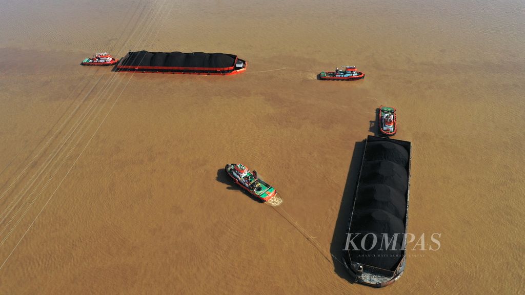 Tongkang bermuatan batubara menunggu air pasang untuk melintasi Sungai Musi di perbatasan Kecamatan Kertapati dan Kecamatan Gandus di Kota Palembang, Sumatera Selatan, 26 Maret 2023.