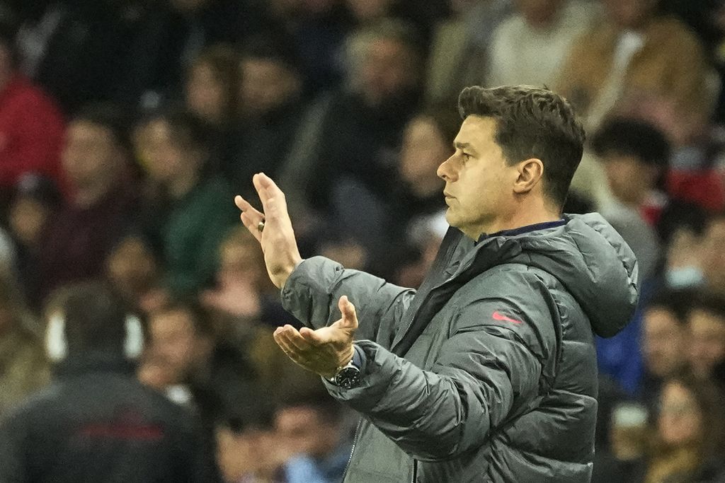 Ekspresi Pelatih Paris Saint-Germain Mauricio Pochettino saat memimpin timnya menghadapi RC Lens di Stadion Parc des Princes, Paris, Minggu (24/4/2022) dini hari WIB. PSG lantas menjadi juara liga itu.