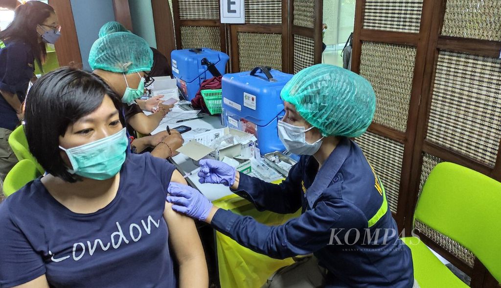 Pemberian vaksinasi Covid-19 dosis penguat kedua digencarkan di Bali. Para pemangku kepentingan terkait di Bandara Internasional I Gusti Ngurah Rai, Badung, Bali, menyelenggarakan vaksinasi Covid-19 dosis penguat kedua bagi komunitas Bandara Internasional I Gusti Ngurah Rai di Kantor Otoritas Bandara Wilayah IV Bali, Badung, Senin (30/1/2023).