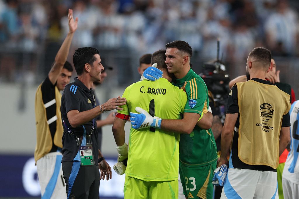 Kiper Argentina Emiliano Martinez (kanan) menghibur kiper Chile Claudio Bravo setelah pertandingan Grup A Copa America 2024 di Stadion MetLife di East Rutherford, New Jersey, Amerika Serikat, Rabu (26/6/2024) pagi WIB. 
