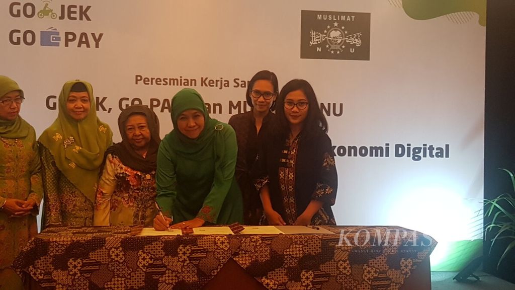 Ketua Umum Pimpinan Pusat Muslimat Nahdlatul Ulama Khofifah Indar Parawansa menandatangani perjanjian kerja sama antara PP Muslimat NU dan Gojek didampingi Chief Corporate Affairs Gojek Nila Amarita (kanan) di Bandung, Rabu (14/11/2018). Kedua pihak melakukan kerja sama untuk akselerasi ekonomi berbasis digital bagi umat PP Muslimat NU.