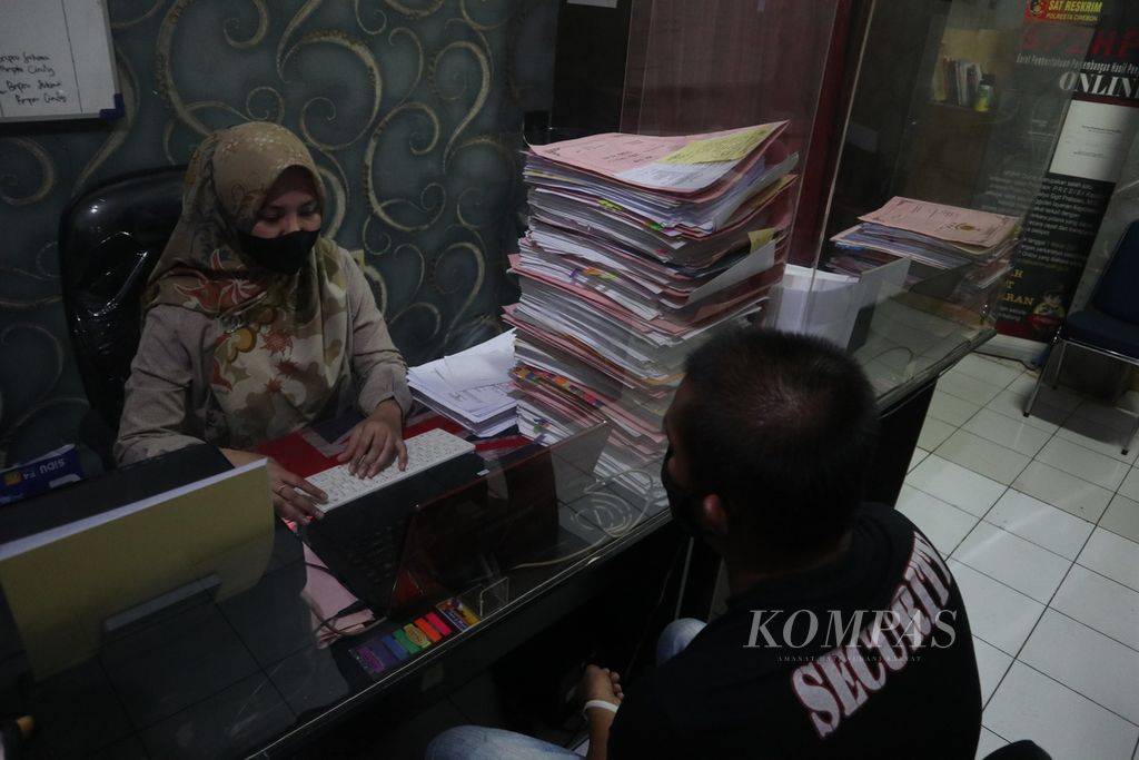 R, tersangka kasus kekerasan seksual, menjalani pemeriksaan di Kantor Unit Perlindungan Perempuan dan Anak Satuan Reserse Kriminal Polres Kota Cirebon di Kabupaten Cirebon, Jawa Barat, Kamis (14/4/2022). R diduga melakukan kekerasan seksual terhadap adik iparnya yang masih berusia 10 tahun pada 2018.