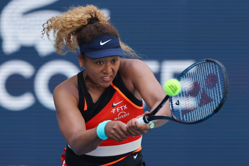 Naomi Osaka, petenis Jepang, memukul bola saat menghadapi Iga Swiatek (Polandia) pada tunggal putri Miami Terbuka di Miami Gardens, Florida, AS, April 2022. 