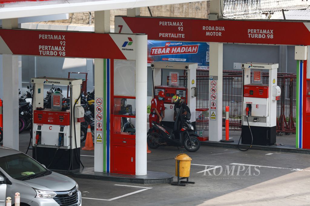 Tingginnya harga minyak mentah dunia kian melebarkan gap antara harga keekonomian dan harga jual pertalite dan solar. Kondisi tersebut mendongkrak kenaikan anggaran subsidi dan kompensasi energi. Hingga kini, APBN 2022 menanggung anggaran subsidi dan kompensasi energi Rp 502 triliun.